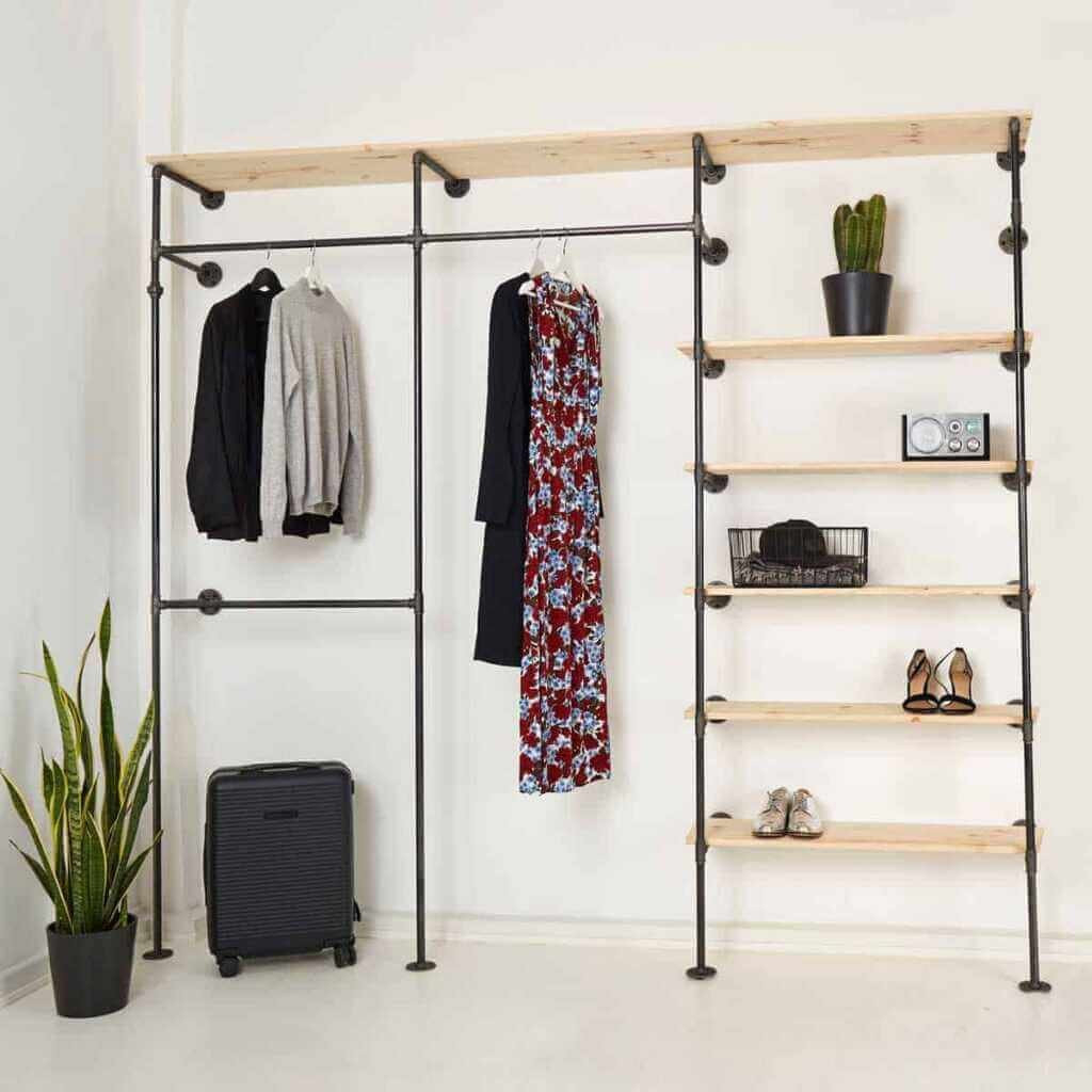 Diy: Offener Kleiderschrank Aus Rohren Selber Bauen | Various Magazin in Kleiderschrank Rohre