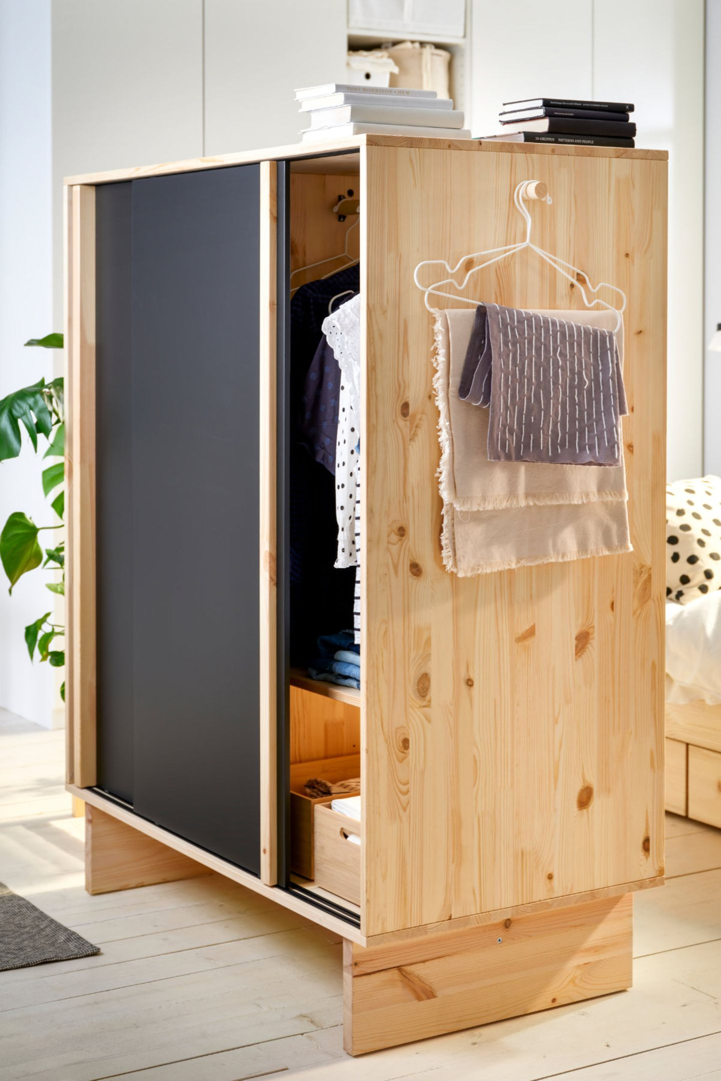 Japandi-Vibes Bei Kleiderschrank &quot;Glamberget&quot; - [Schöner Wohnen] inside Kleiderschrank Kiefer Ikea