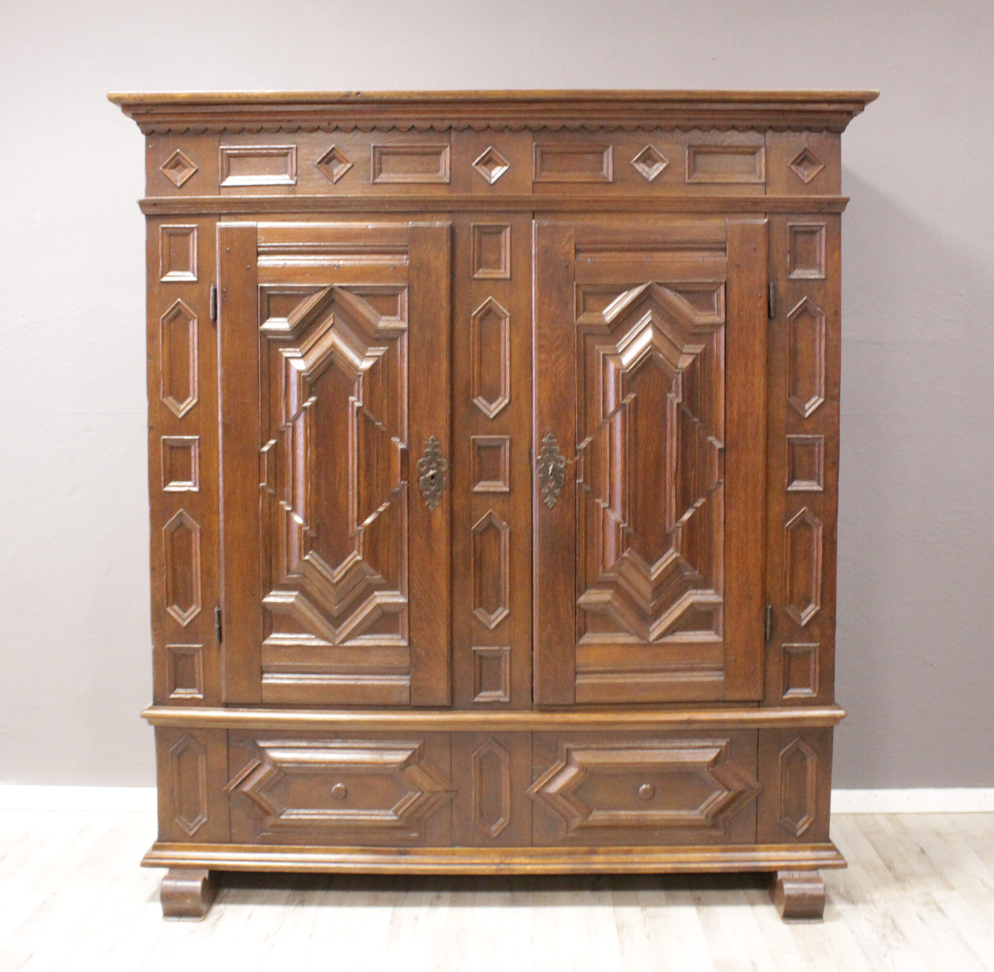Kleiderschrank Antik Mit Wäschefächern Massivholz Eiche 18.Jh. for Alte Kleiderschränke