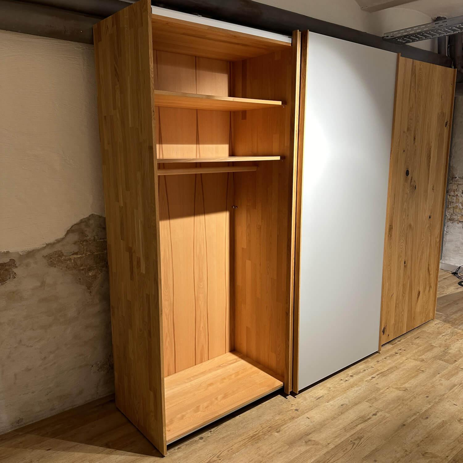 Kleiderschrank Soft Mit Schwebetüren In Eiche Wild Natur Geölt Innen Buche  Natur Farbglas Hellgrau Matt throughout Team 7 Kleiderschrank