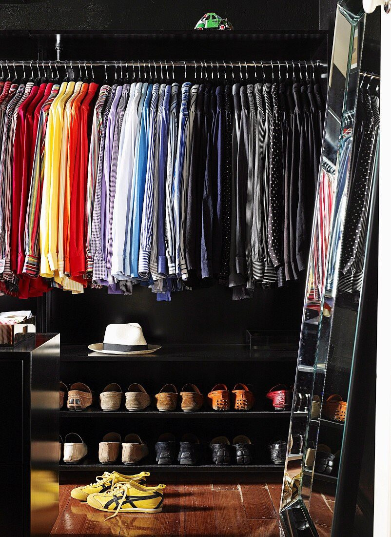 Nach Farben Sortierte Hemden Und Schuhe … – Bild Kaufen – 11187013 intended for Kleiderschrank Nach Farben Sortieren