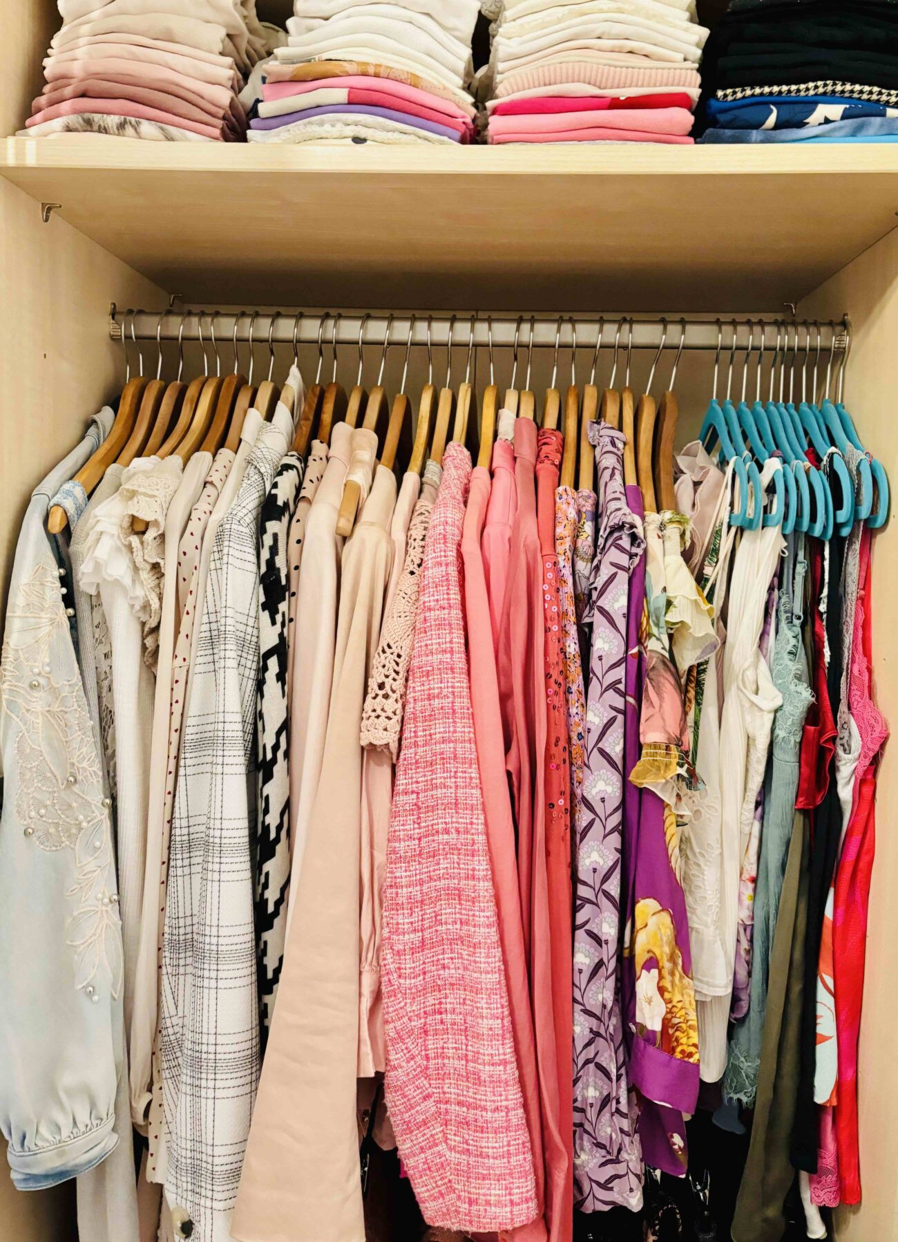Ordnung Im Kleiderschrank - Mode Kombi- Und Aufräumtipps Von with Kleiderschrank Nach Farben Sortieren