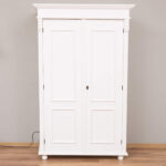 Vintage Kleiderschrank Weiß Mit Viel Stauraum, 978,15 € Vintage  Kleiderschrank Weiß Mit Viel Stauraum – Hotelmöbel – Schränke Hotelmöbel Within Kleiderschrank Weiß  Vntage