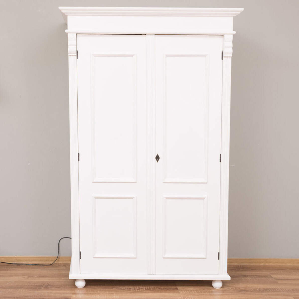 Vintage Kleiderschrank Weiß Mit Viel Stauraum, 978,15 € Vintage  Kleiderschrank Weiß Mit Viel Stauraum - Hotelmöbel - Schränke Hotelmöbel within Kleiderschrank Weiß  Vntage